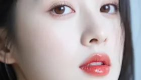 长发女生正面特写