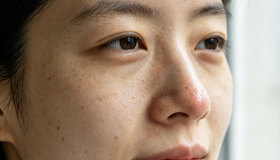 女生真实素颜脸部提示词